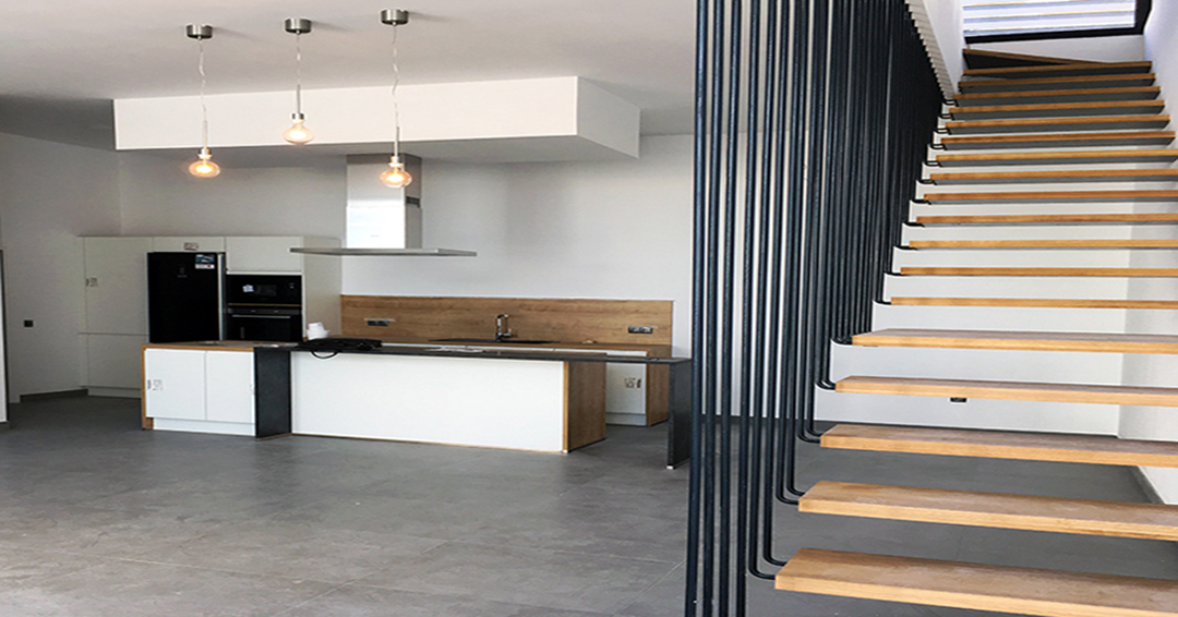 foto frontal vivienda unifamiliar escalera